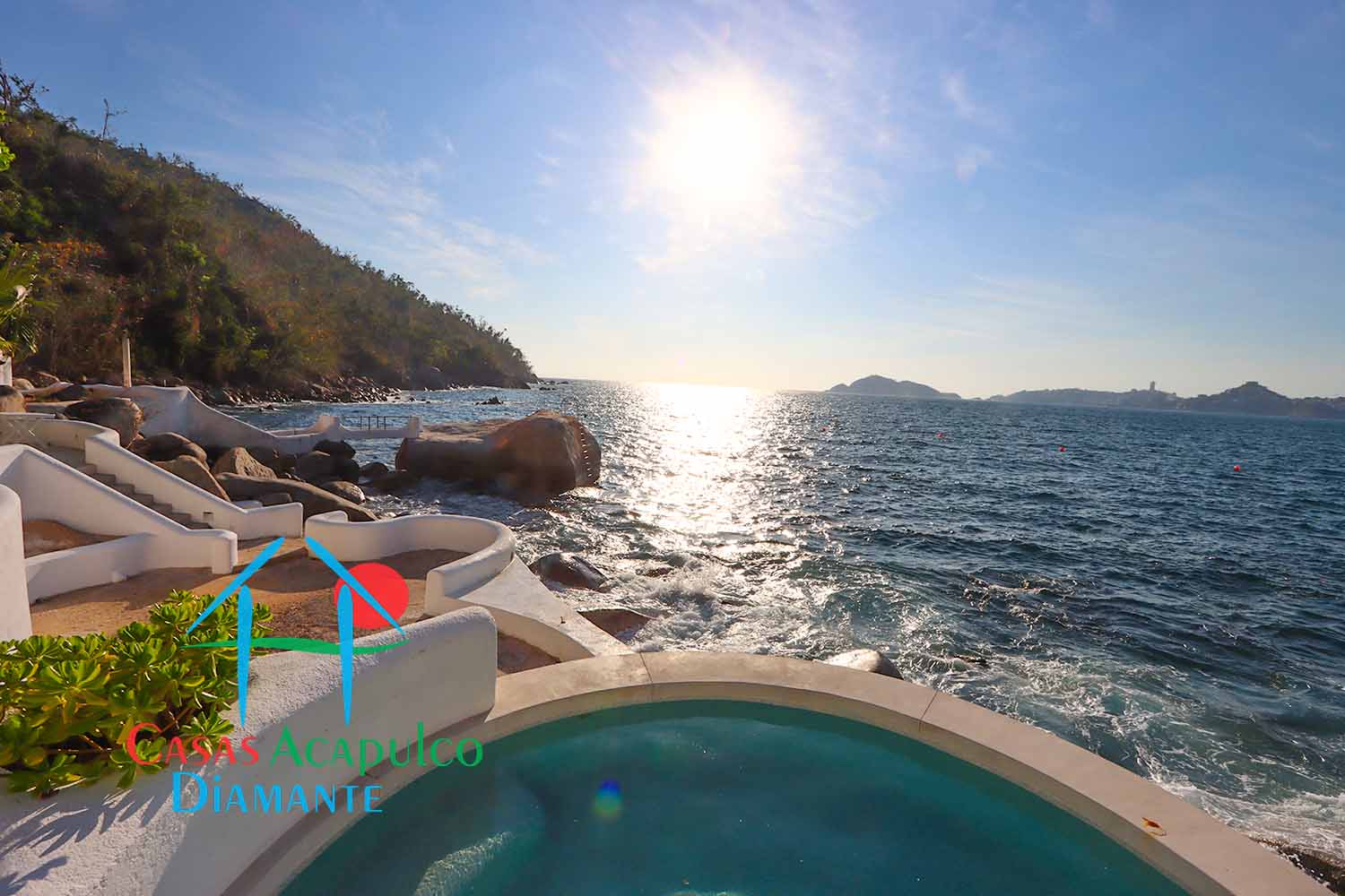 Casa de la Ensenada - Terraza inferior con asoleadero, playa artificial, camastros con gabinetes, alberca, jauzzi 3 Casa de la Ensenada - Terraza inferior con asoleadero, playa artificial, camastros con gabinetes, alberca, jauzzi 3